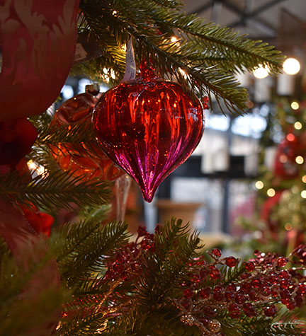 5-HOME-red-ornaments